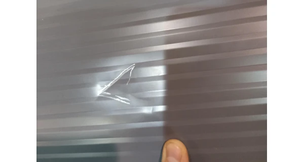 Ukázka poškozeného laku