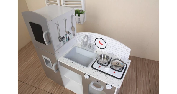 Dřevěná kuchyňka na hraní