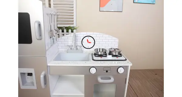 Dřevěná kuchyňka na hraní