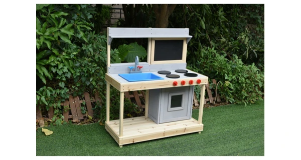 Dřevěná kuchyňka s tabulí