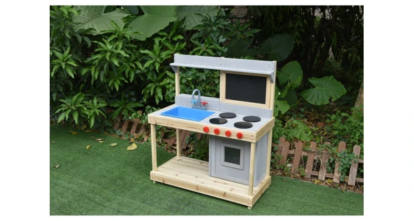 Dřevěná kuchyňka s tabulí