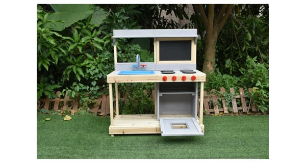 Dřevěná kuchyňka s tabulí