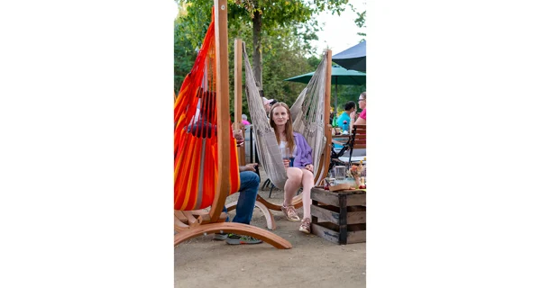 Houpací sedačka se stojanem La Siesta Udine Outdoor, almond