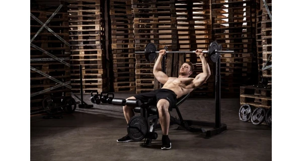 Posilovací lavice TUNTURI WB50 Mid Width Weight Bench