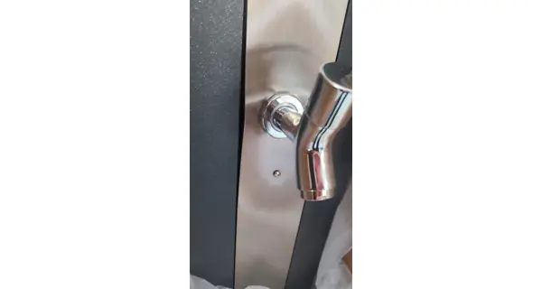 Detail poškození sprchy