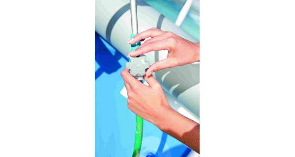 Sprcha k bazénovým schůdkům