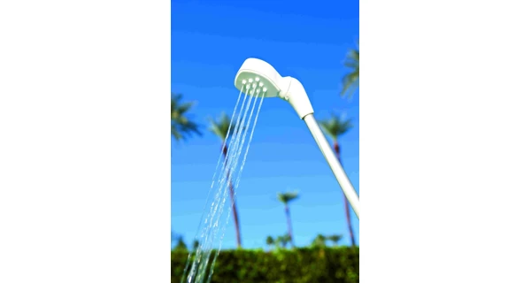 Sprcha k bazénovým schůdkům