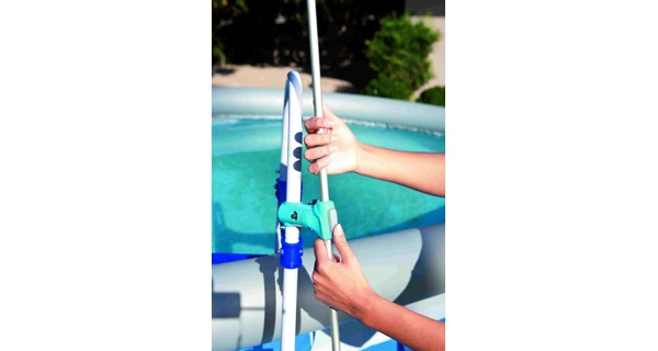 Sprcha k bazénovým schůdkům