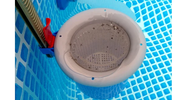 Univerzální závěsný skimmer