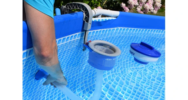 Univerzální závěsný skimmer